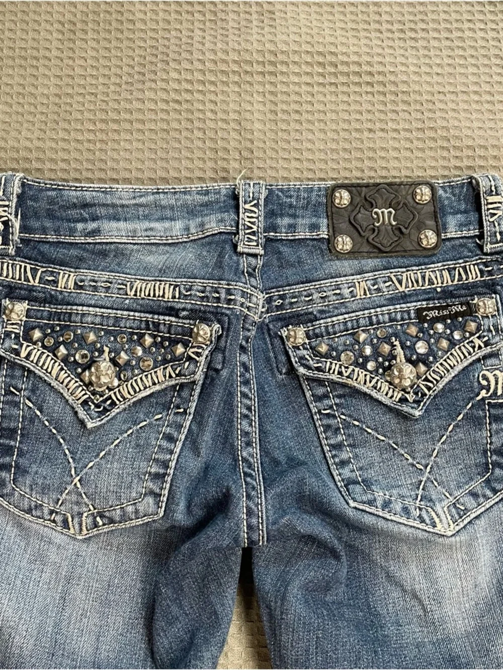 Miss Me Capri Jeans 27 Womens Studded Jeweled Buttoned‎ Back Flap Western